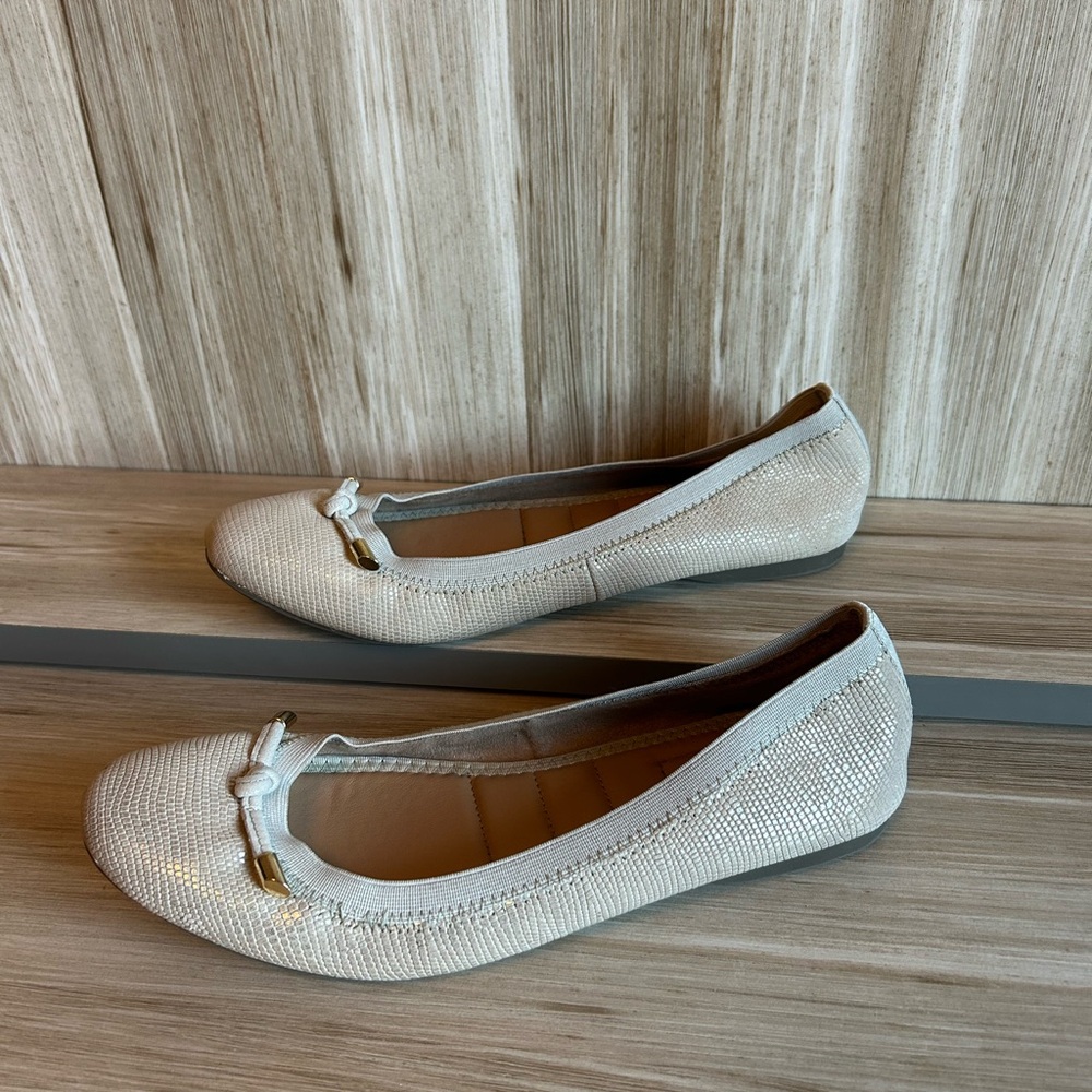 EUC Kelly & Katie Ballet Flats | Metallic Gold / Beige